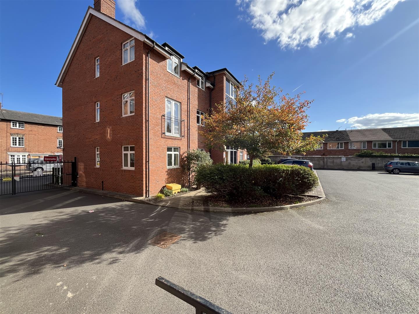 Woodville Ct, Coventry Road, (Handy for Rail Station!) Warwick 4